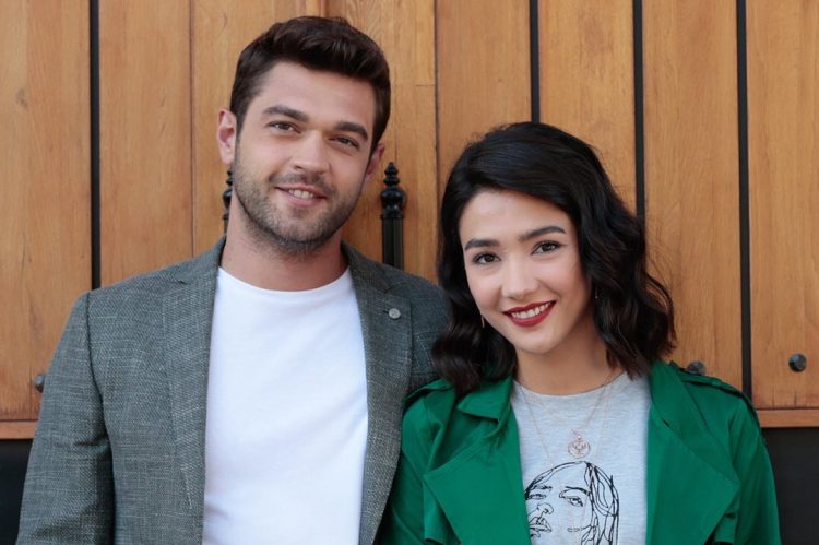 Aybüke Pusat ve Furkan Andıç uzun süren arkadaşlıklarının ardından aşklarını ilan etti