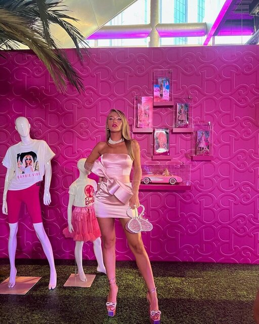Melisa Döngel, Barbie filminin galasında pembe şıklığıyla göz kamaştırdı
