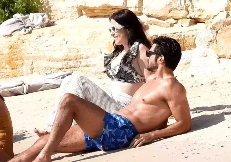 Özge Gürel ile Serkan Çayoğlu çifti Çeşme’de aşka geldi