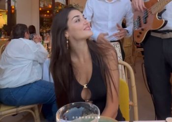 Hakan Sabancı Hande Erçel’e serenat yaptırdı!