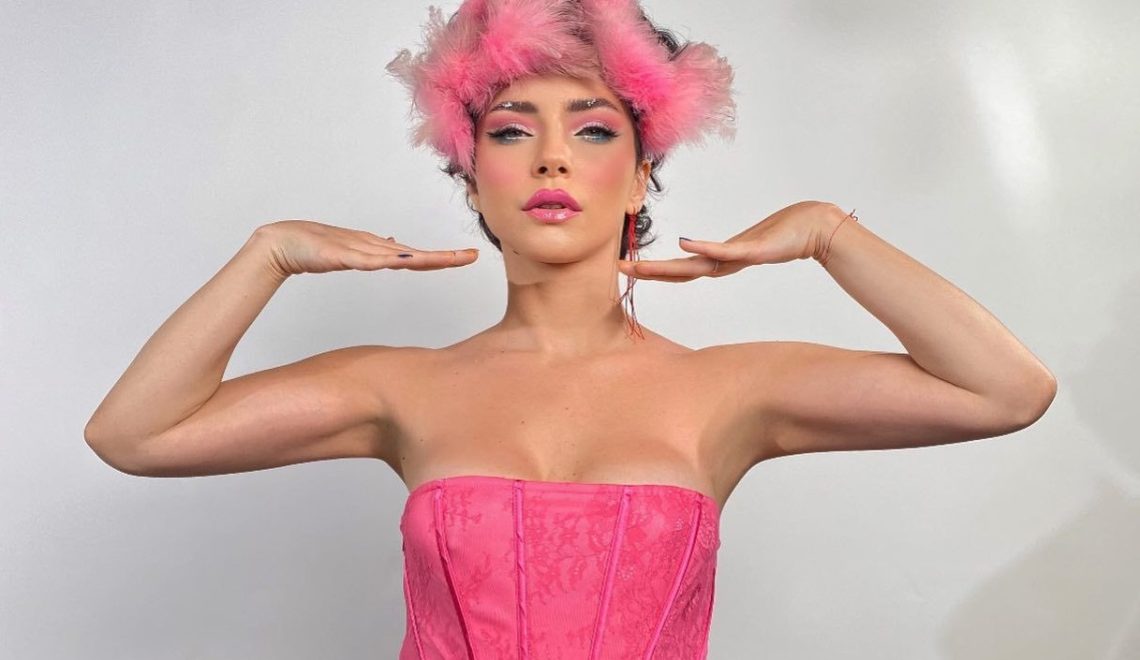 merve-bolugurdan-barbie-pozlari - All Magazine Merve Boluğur’dan Barbie pozları!