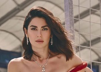 Nesrin Cavadzade üstsüz güneşlendi