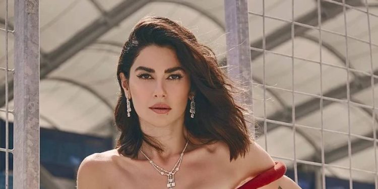 Nesrin Cavadzade üstsüz güneşlendi