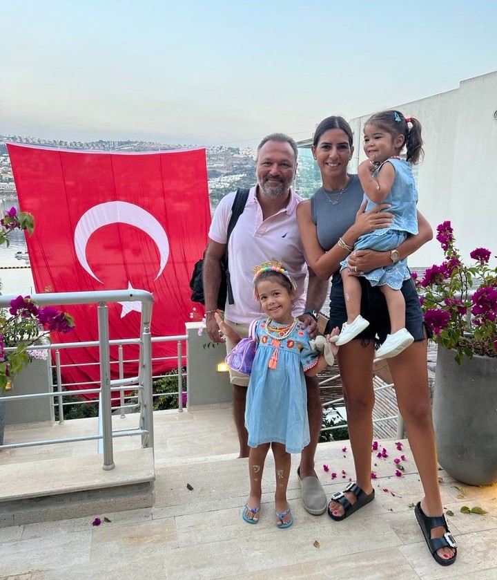 Ali Sunal ailesiyle balkonda 30 Ağustos Zafer Bayramı'nı kutladı