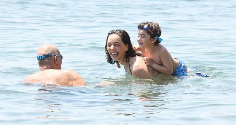 Azra Akın ailesiyle birlikte Bodrum tatilinde