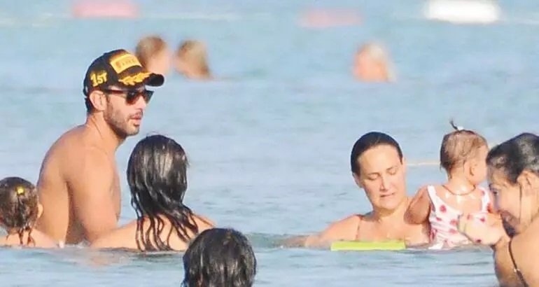 Barış Arduç ve Gupse Özay kızları Jan Asya ile denizde görüntülendi - All  Magazine