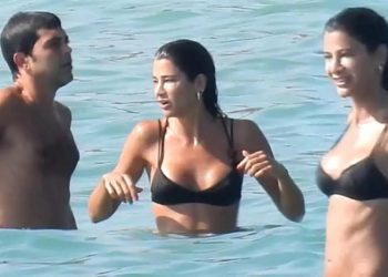 Berrak Tüzünataç ve sevgilisinin tatil Çeşme'de devam ediyor