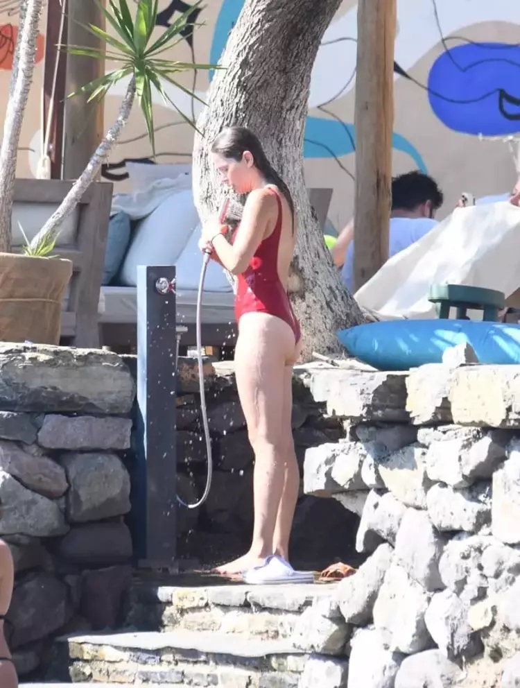 Burcu Biricik ve eşi Emre Yetkin, Bodrum’da tatilin keyfini sürdü