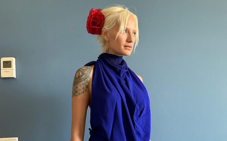 Didem Soydan mavi elbiseli pozuyla hayran bıraktı