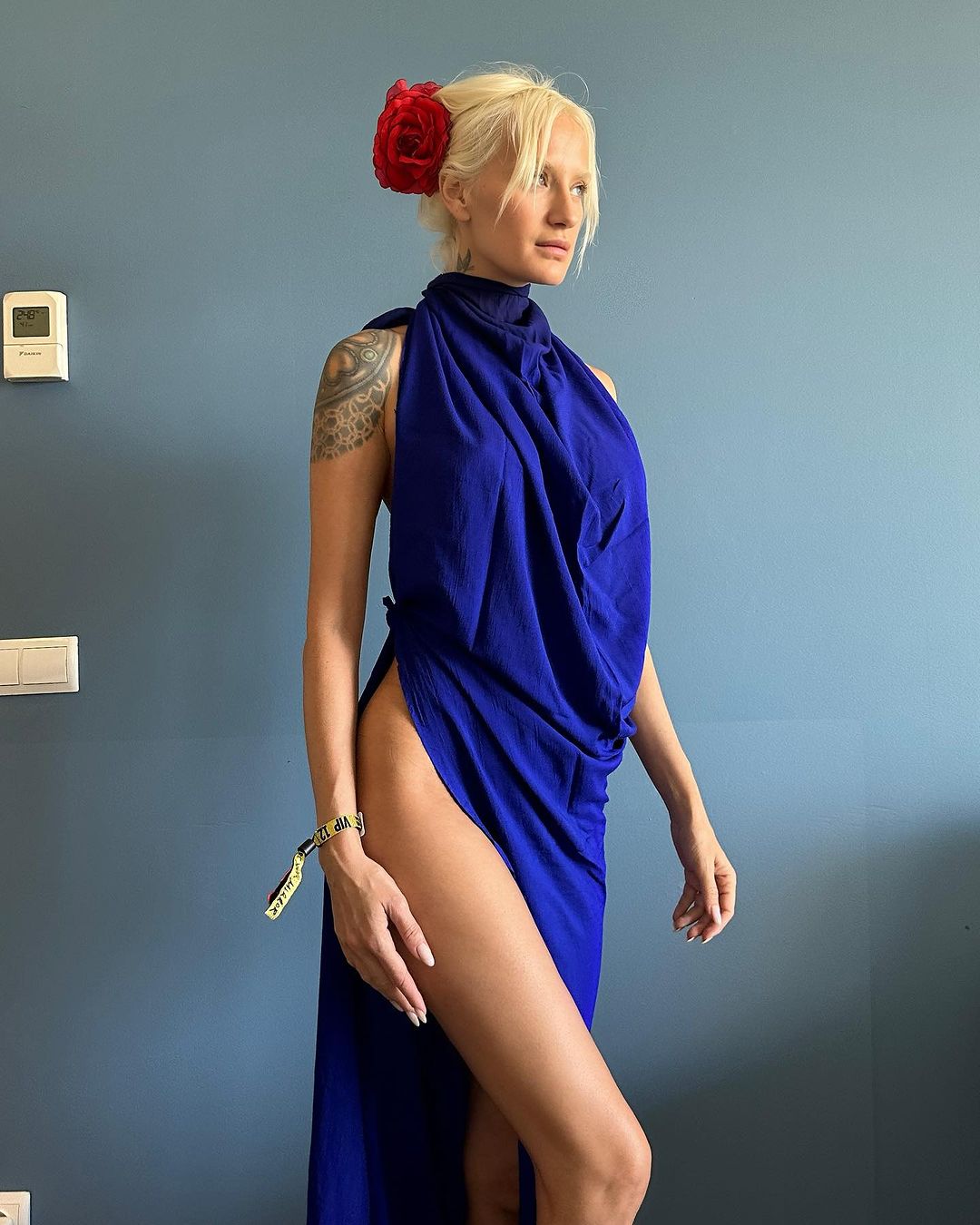 Didem Soydan mavi elbiseli pozuyla hayran bıraktı