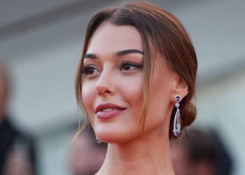 Dilan Çiçek Deniz dublörüyle fotoğrafını paylaştı