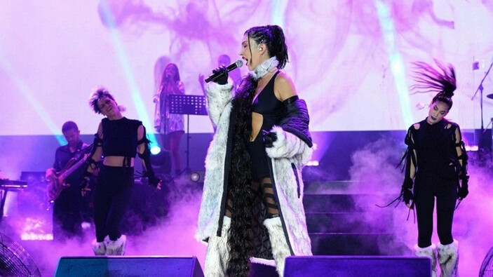 Hande Yener peluşlarla kaplı sahne stiliyle sosyal medyanın gündeminde 