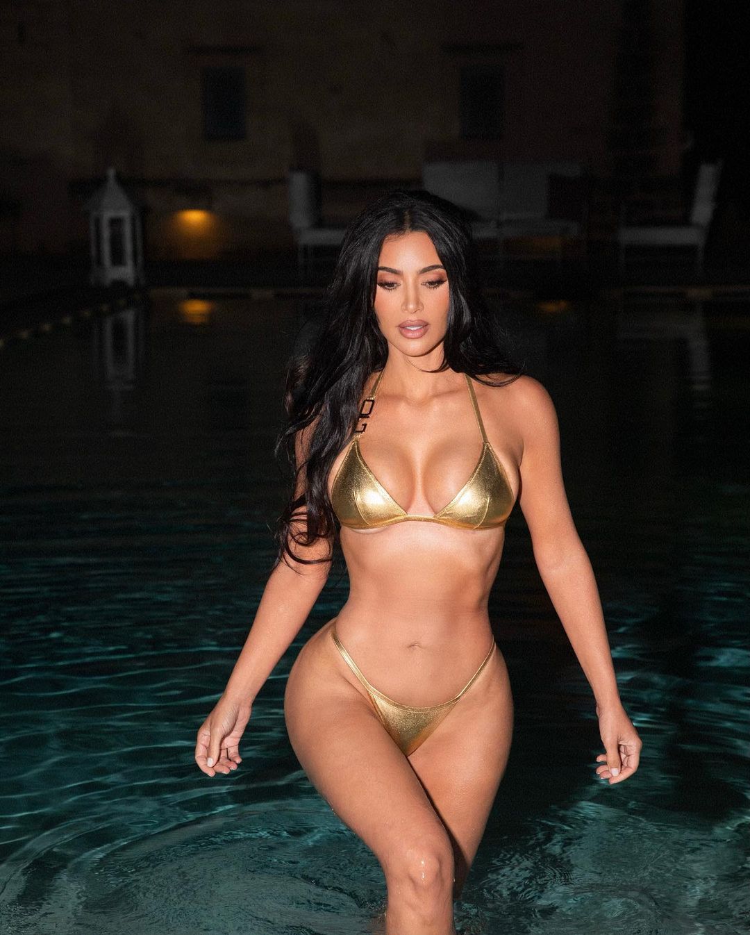 Kim Kardashian’ın altın rengi bikinisiyle verdiği pozlar sosyal medyayı salladı
