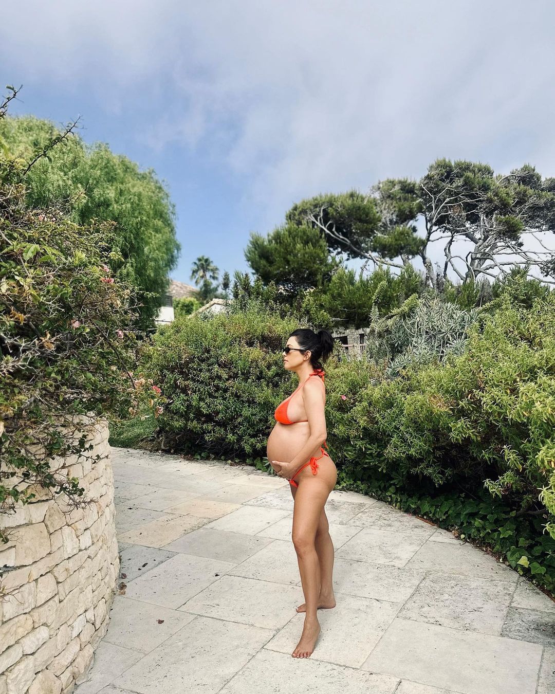 Kourtney Kardashian'dan karnı burnunda pozlar