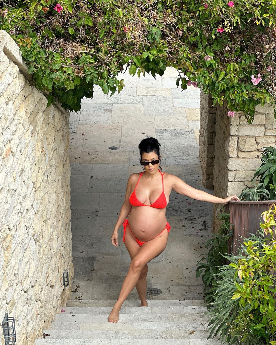 Kourtney Kardashian'dan karnı burnunda pozlar