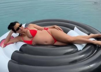 Kourtney Kardashian'dan karnı burnunda pozlar
