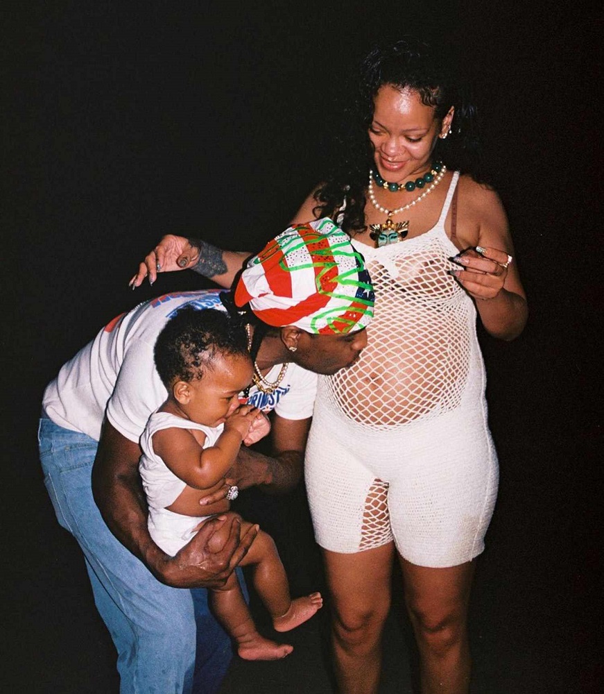 Rihanna ve ASAP Rocky ikinci çocuklarını kucağına aldı