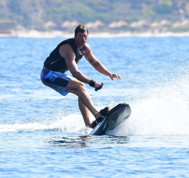 Ünlü oyuncu Kıvanç Tatlıtuğ, Yalıkavak'ta jet sörfü yaptı
