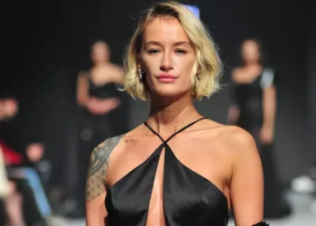 Didem Soydan sokak ortasında ipi çözülen bikinisini bağladı!