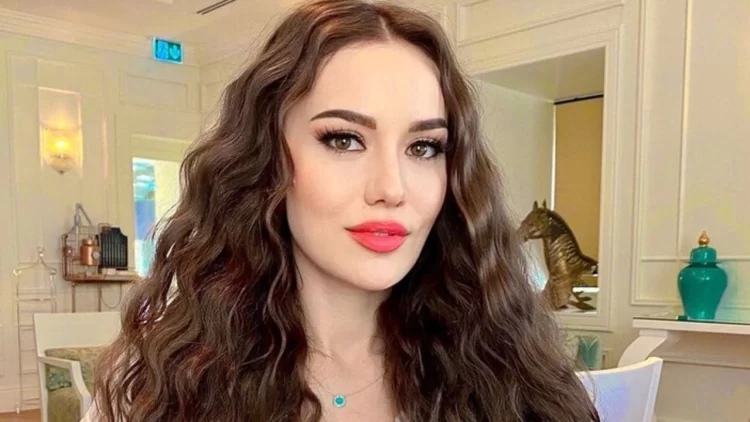 Fahriye Evcen’in beyaz elbisesi beğeni topladı!