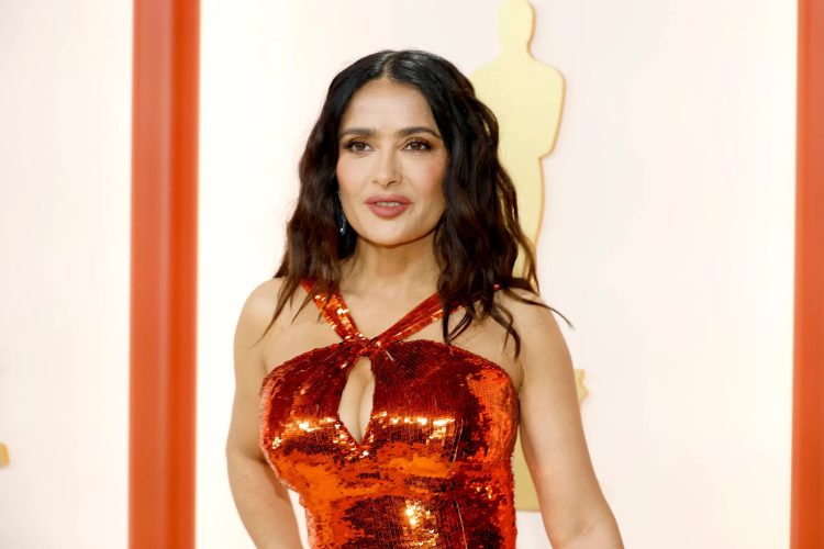 57 yaşındaki Salma Hayek fit görüntüsünün arkasındaki sırrı paylaştı