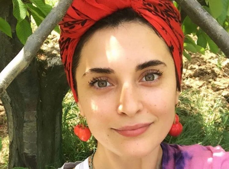 Aslıhan Gürbüz zeytin hasadı yaptığı anları paylaştı