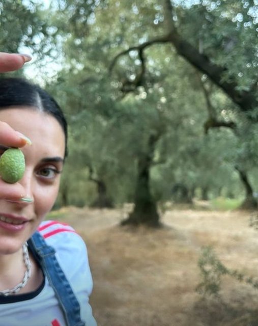 Aslıhan Gürbüz zeytin hasadı yaptığı anları paylaştı
