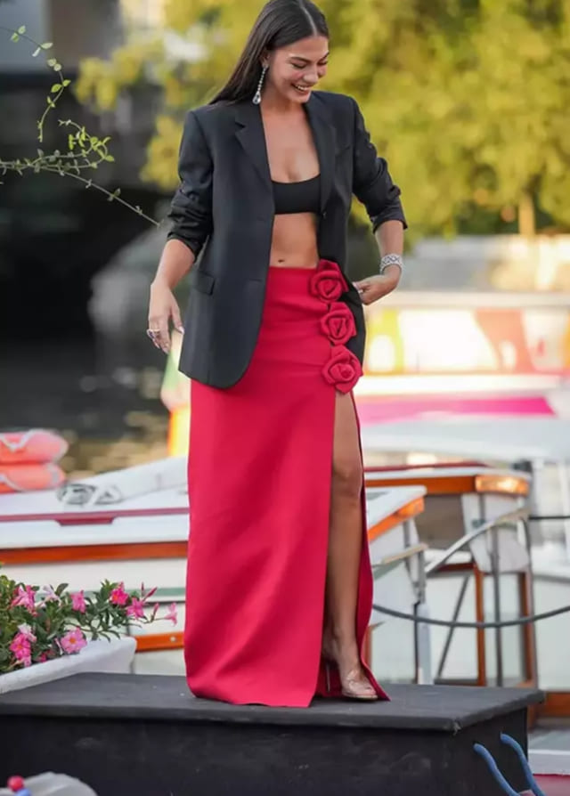 Demet Özdemir'in Kineo Ödül Töreni’nde giydiği elbise olay yarattı