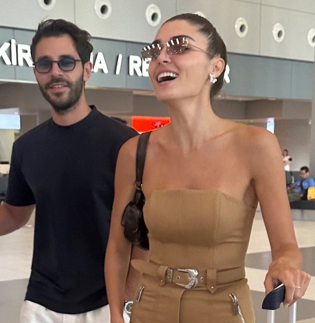 Hande Erçel ile Hakan Sabancı, Bodrum dönüşü havalimanında görüntülendi
