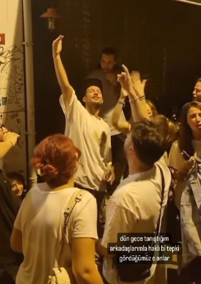 Sokakta şarkı söyleyen Uraz Kaygılaroğlu ve arkadaşlarına mahalle sakinlerinden tepki
