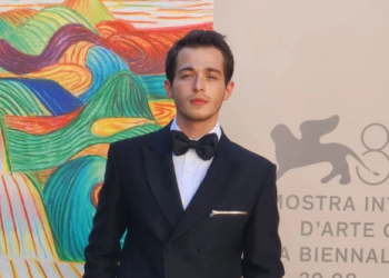 'Yurt' filminin başrolü Can Bartu Aslan, Venedik Film Festivali'nde ayakta alkışlandı