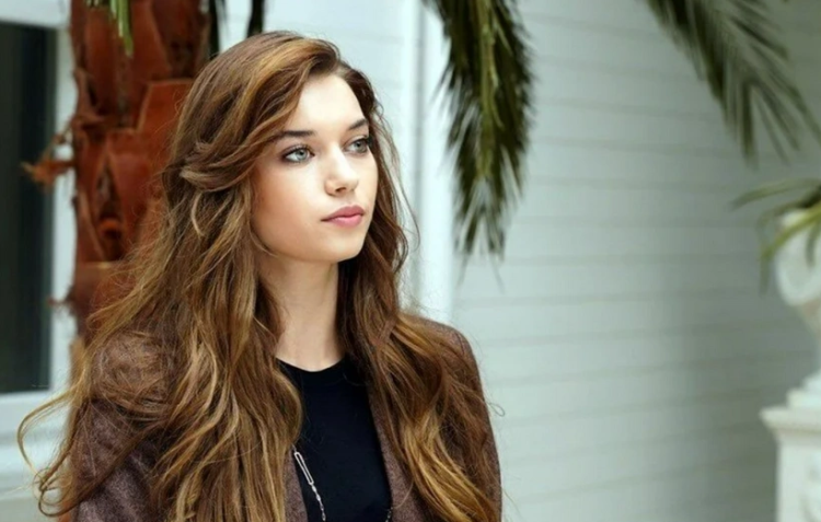 Afra Saraçoğlu’nun gelinlikli pozu olay oldu