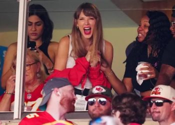 Aşk söylentileri doğru mu? Taylor Swift Amerikan futbolcusunun maçında!