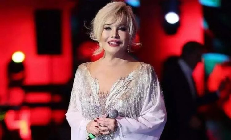 Emel Sayın: Meğer ne güzelmişim!