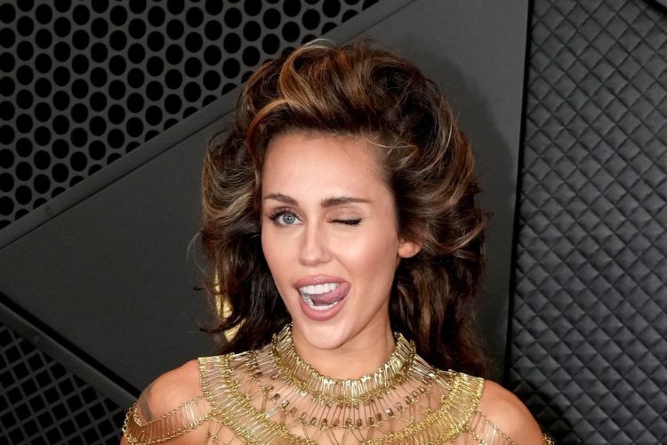 Blowout Hair: 2025’in hacimli saç trendi