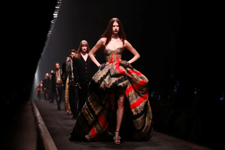 Prada, Versace’yi satın almayı kabul etti